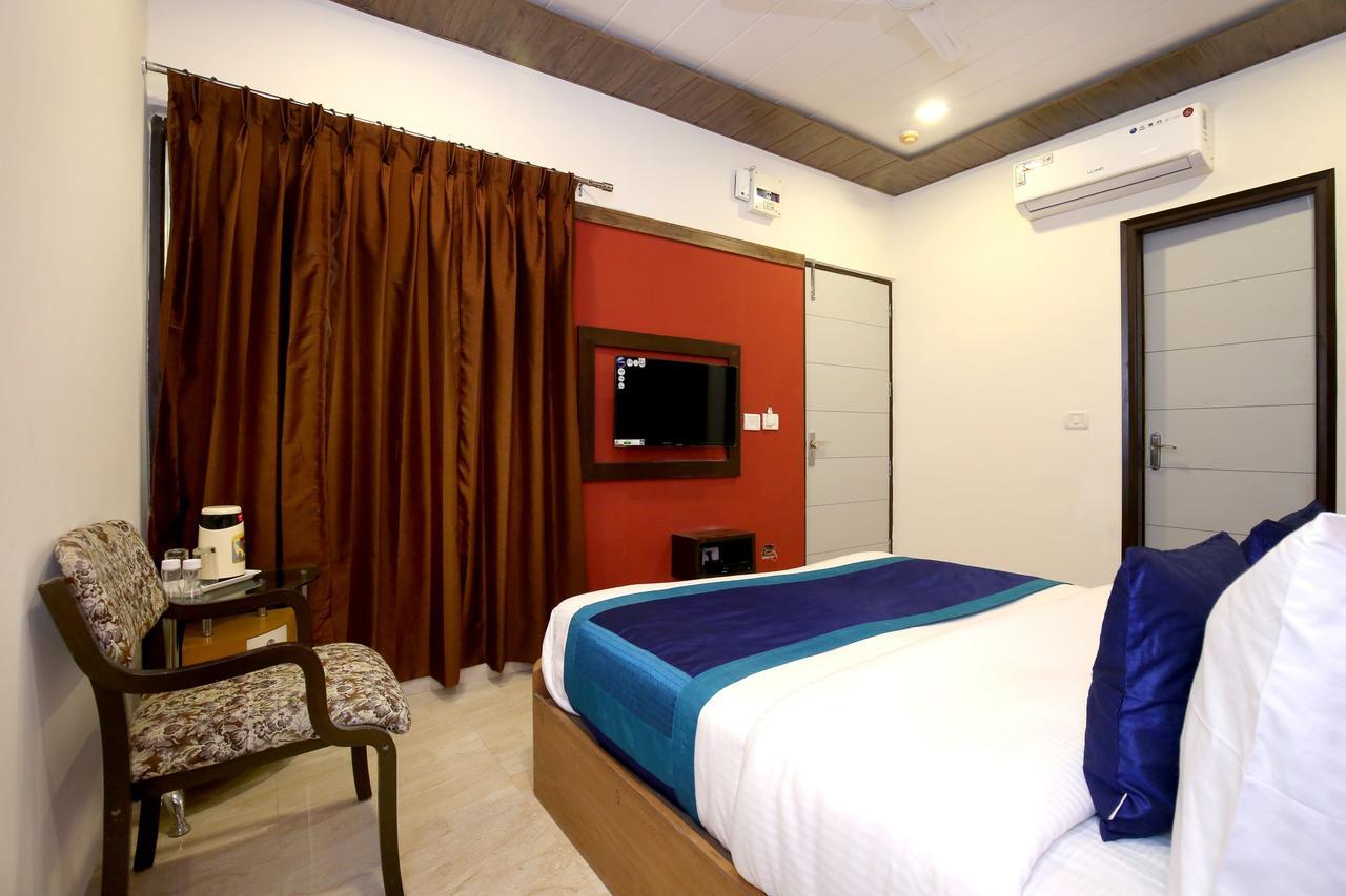Capital O 9822 Hotel Seven Chandīgarh Exterior foto
