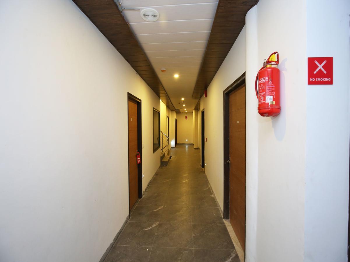 Capital O 9822 Hotel Seven Chandīgarh Exterior foto